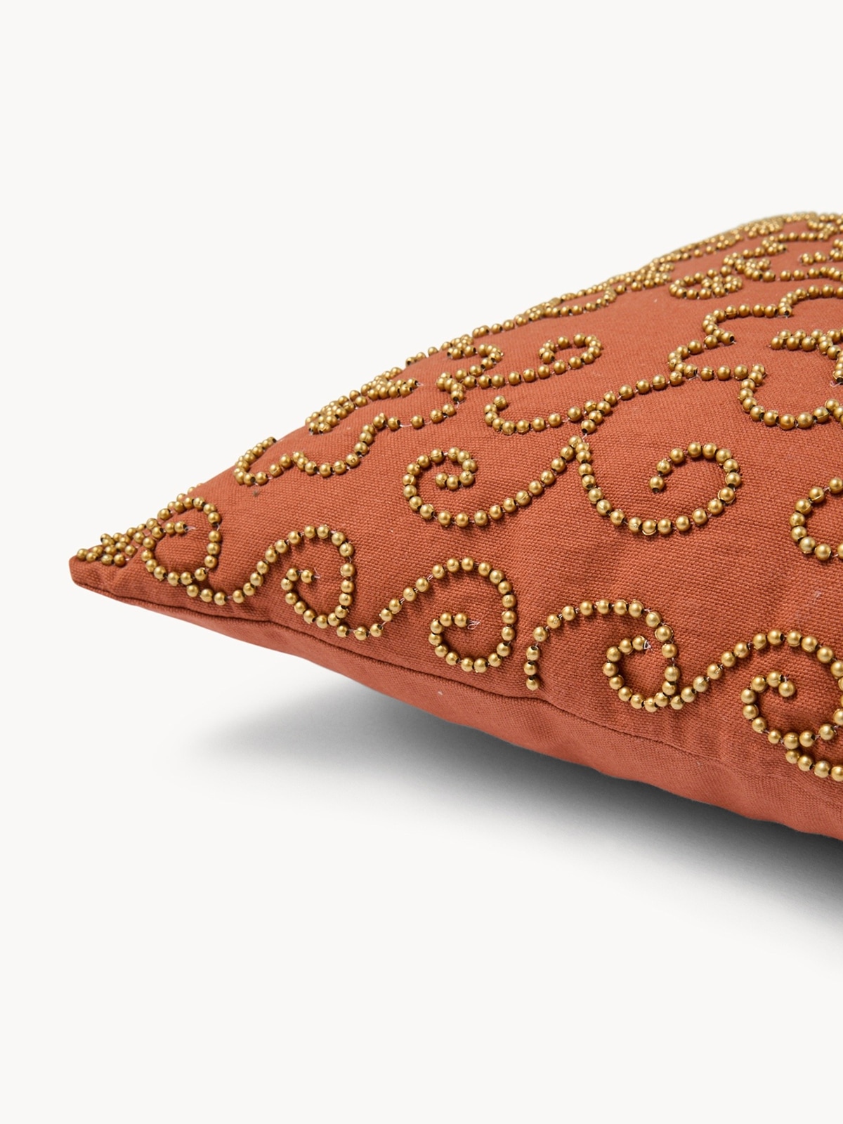 Cuscino in puro cotone con applicazione borchie 45x45cm