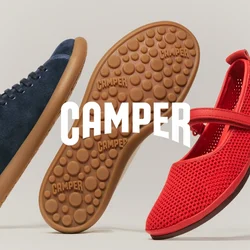 Tre scarpe sospese: sneaker blu navy, suola marrone con grip strutturato e Mary Jane rossa con cinturino su sfondo neutro.