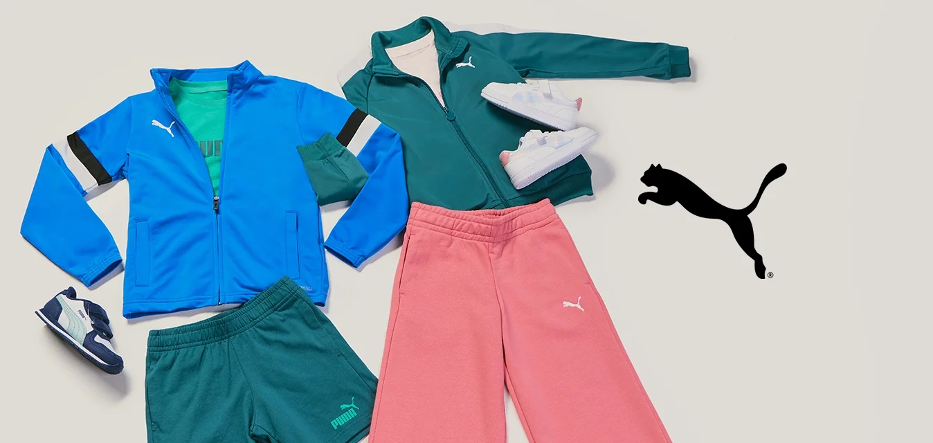 Due completi sportivi con marchio Puma: giacca blu, pantaloncini verdi, scarpe da ginnastica; giacca verde, pantaloni rosa, scarpe da ginnastica bianche, disposti su una superficie bianca.