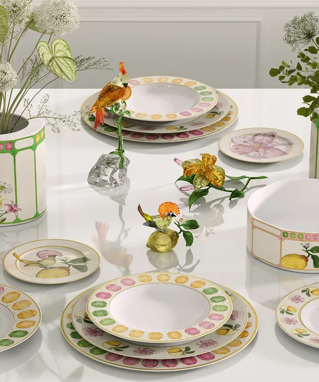 Una tavola imbandita con i meravigliosi piatti Swarovski x Rosenthal e impreziosita con i colori e la luce degli animali e dei fiori in cristallo Swarovski