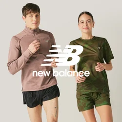 Un uomo e una donna che corrono fianco a fianco indossando abbigliamento sportivo su uno sfondo neutro.