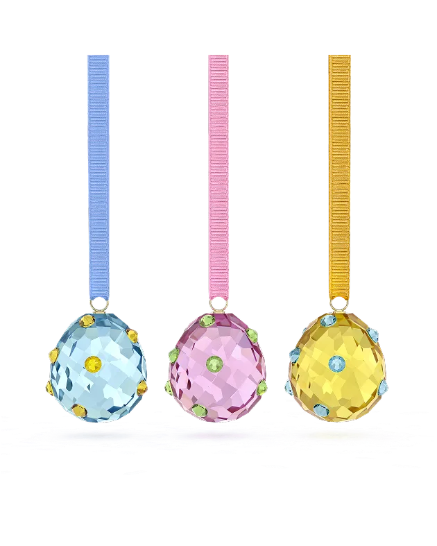 Tre colorate decorazioni a forma di uovo