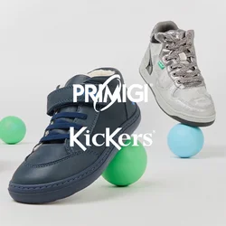 Quattro paia di scarpe per bambini in blu, argento e grigio appoggiate su palline colorate; tra le caratteristiche ci sono cinturini in velcro, materiali testurizzati e accenti a contrasto.