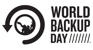 Logo della Giornata mondiale del backup. Un globo nero con una freccia curva attorno, su sfondo bianco.