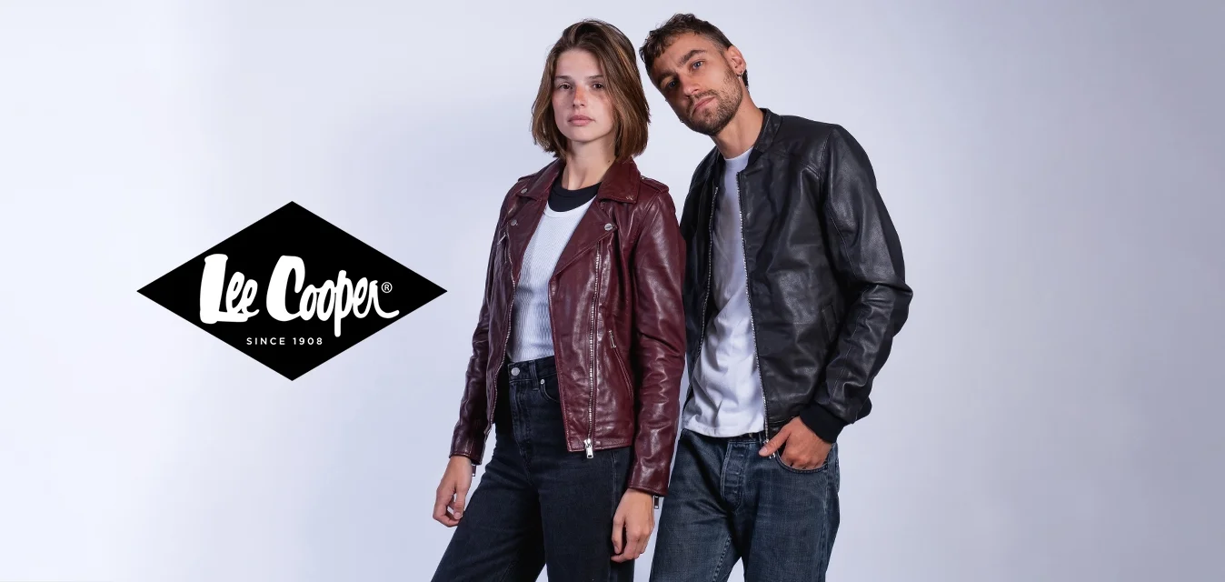 Giacca da biker in pelle bordeaux con tasche con zip, abbinata a jeans neri. Giacca bomber in pelle nera indossata sopra una camicia bianca.