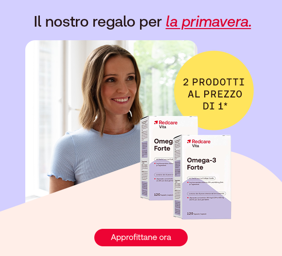 Donna sorridente con maglietta azzurra in ambiente luminoso. A destra due confezioni di Redcare Hair Forte. In alto il testo: &ldquo;Il nostro regalo per la primavera&rdquo;, con &ldquo;la primavera&rdquo; evidenziato in rosso corsivo e sottolineato. Bollino giallo: &ldquo;2 prodotti al prezzo di 1&rdquo;. In basso pulsante rosso: &ldquo;Approfittane ora&rdquo;.