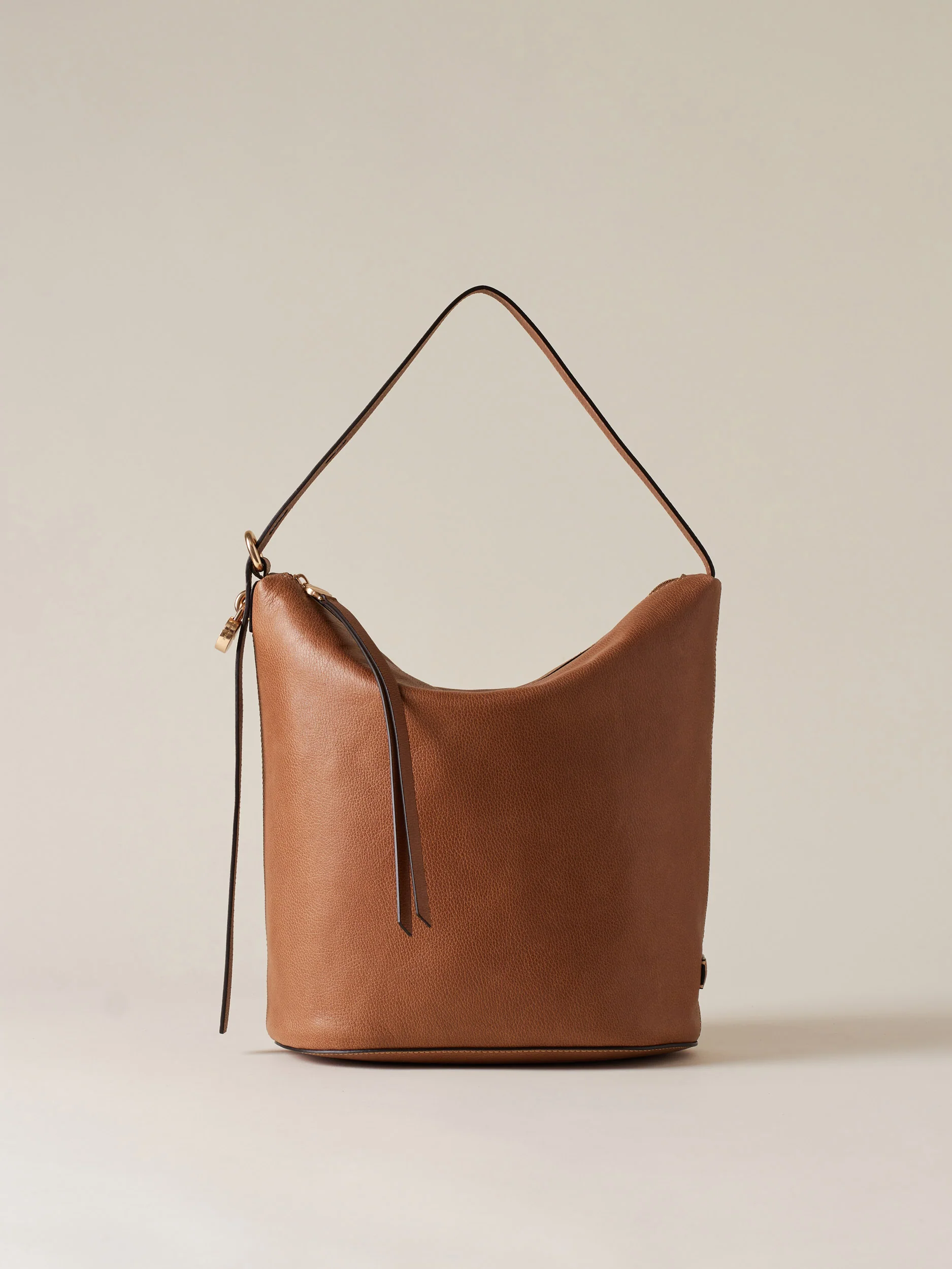 PRIVE BUCKET BAG MEDIUM