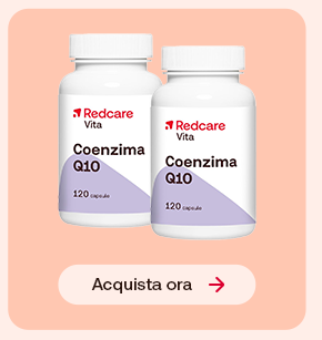 &bdquo;Flacone Redcare Coenzima Q10 con etichetta beige. In alto un&rsquo;icona rossa con il numero 3. Pulsante rosso: Acquista qui. Sfondo salmone chiaro.&ldquo;