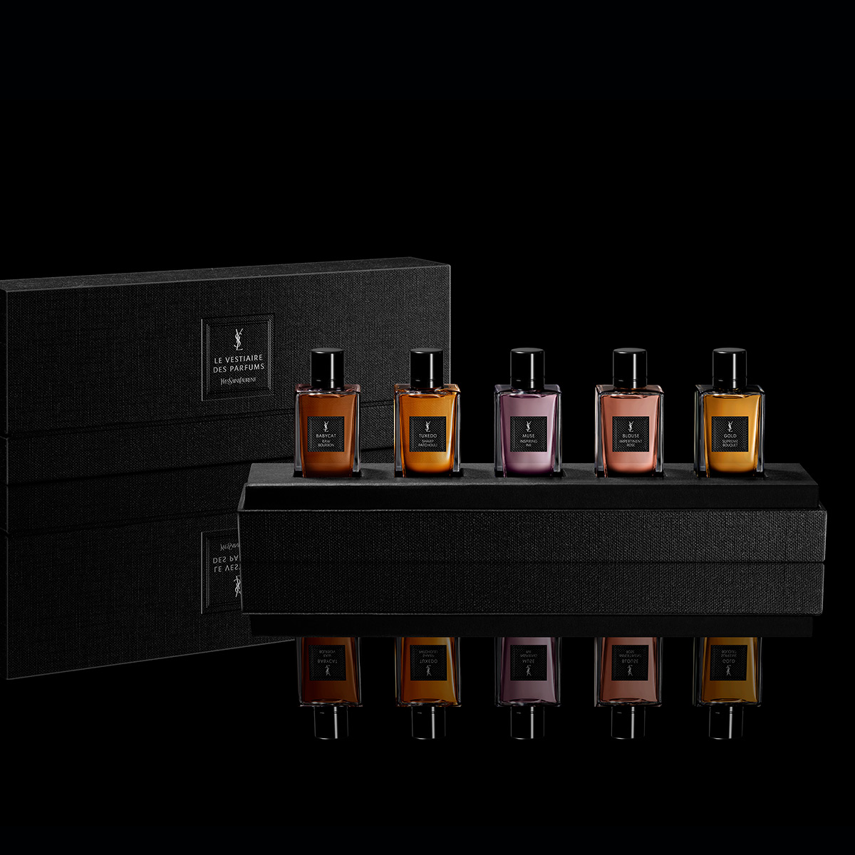 Un set scoperta YSL nero con cinque miniature di profumi della collezione Le Vestiaire des Parfums.