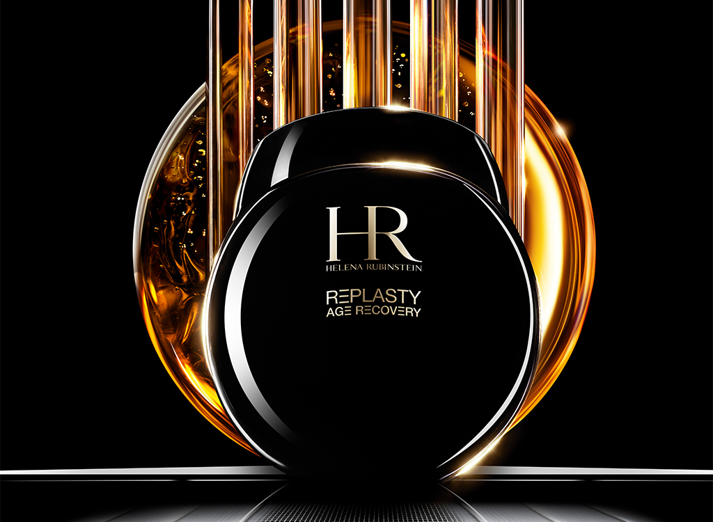 Vasetto nero della crema da notte Helena Rubinstein Replasty Age Recovery illuminato da uno sfondo dai riflessi dorati.