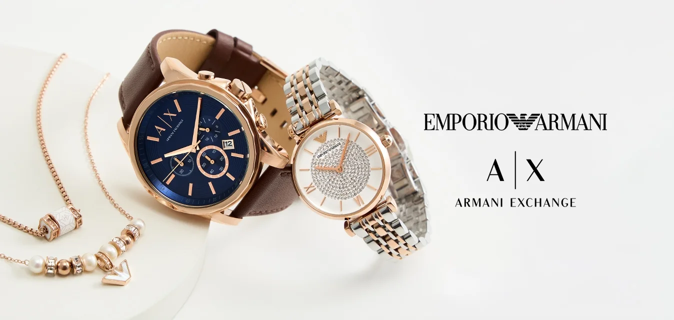 Orologio con cinturino in pelle marrone, quadrante blu e dettagli in oro rosa; orologio con cinturino in rete argentata e quadrante impreziosito da cristalli; delicate collane in oro rosa.