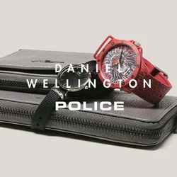 Due orologi da polso, uno nero con quadrante minimalista e uno rosso con quadrante decorativo, posizionati sopra due portafogli grigi con cerniera impilati uno sull'altro.