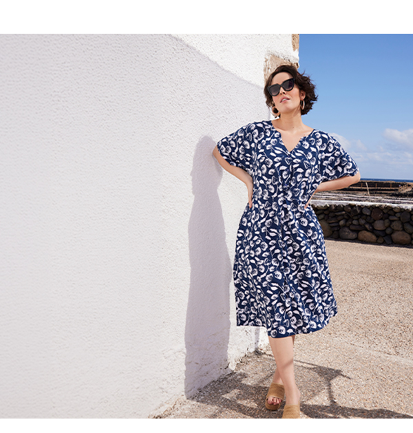 Abito midi con fragole, scollo a tunica e mezze maniche