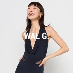 Jumpsuit blu navy con scollatura a V profonda e davanti drappeggiato. Presenta gambe aderenti e una texture di tessuto morbido e aderente. Design minimalista.