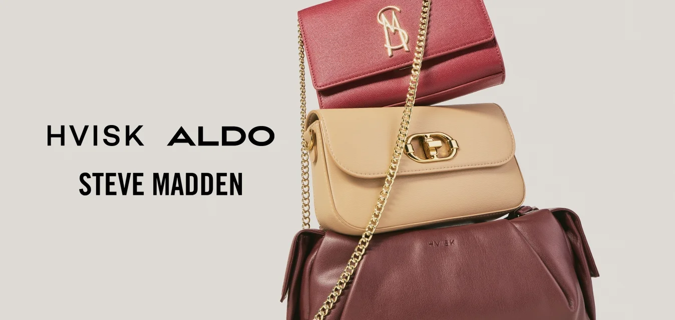 Tre borse a tracolla in pelle impilate, nei colori bordeaux, beige e marrone scuro, con dettagli in catena d'oro e chiusure metalliche.