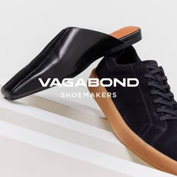 Tre paia di scarpe: sneaker in camoscio blu navy con suola in gomma, mocassino nero a punta e sandalo platform nero chunky con finitura liscia.