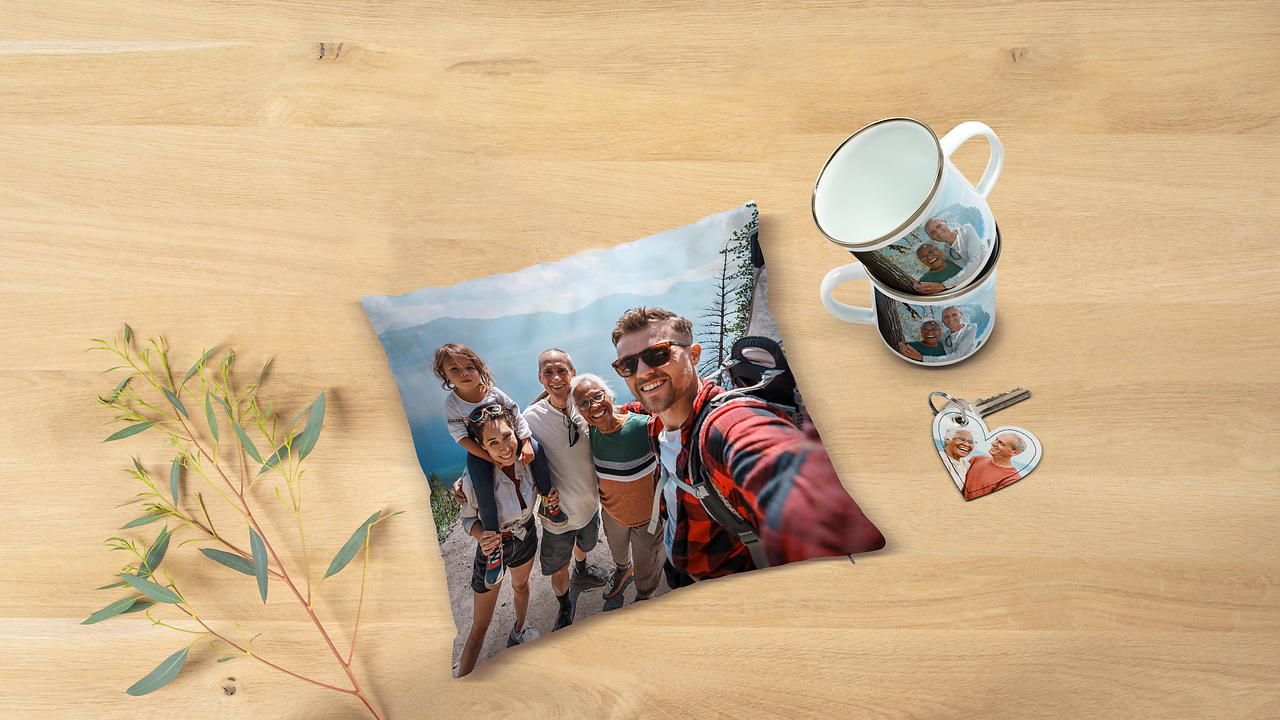 Mix di fotoregali personalizzati, cuscino, portachiavi e tazze con foto