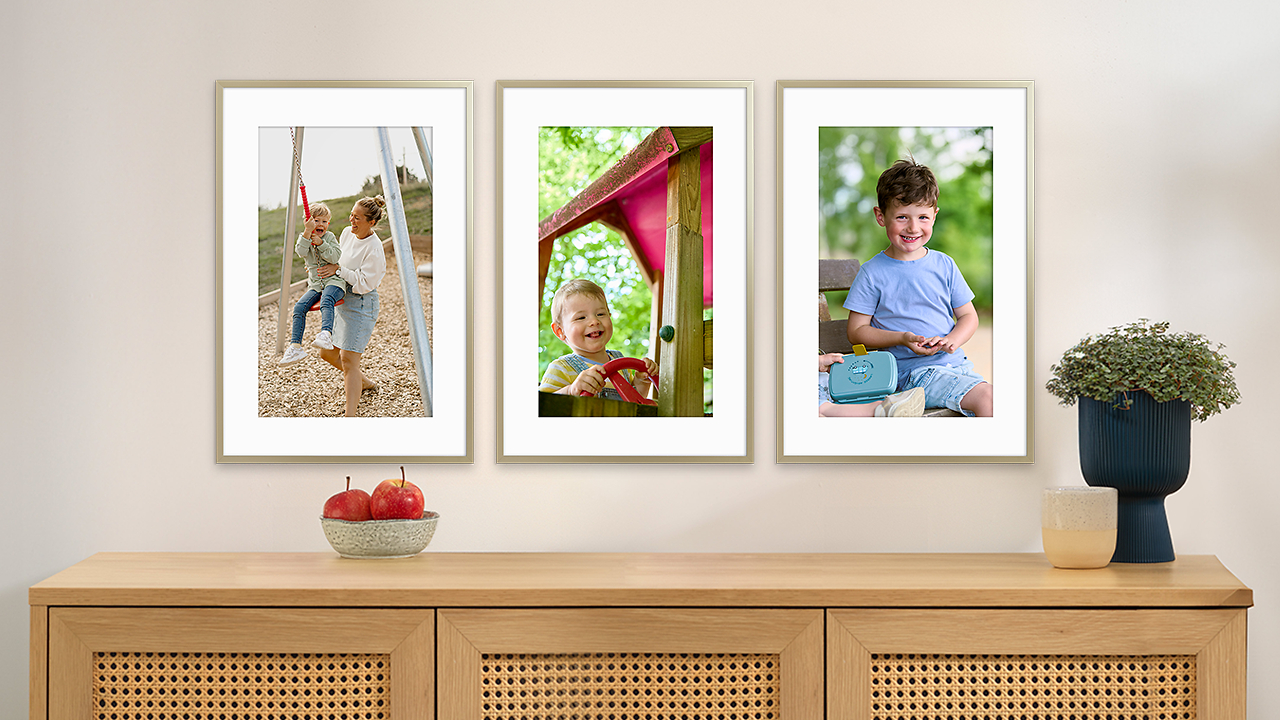 Tre quadri in cornice con foto di bambini in cornice in legno