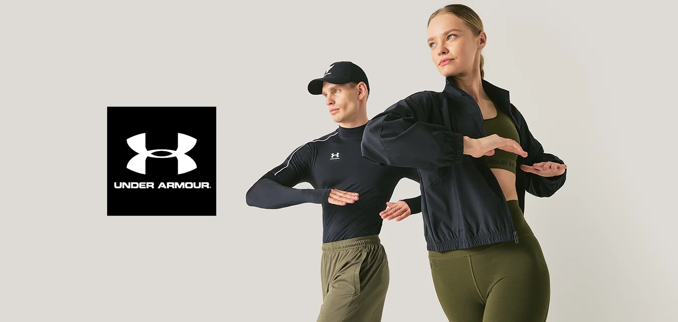 Un uomo e una donna in abbigliamento sportivo posano con le braccia piegate a metà movimento, contro uno sfondo chiaro e uniforme.