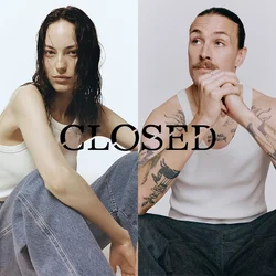 Due persone in canotte bianche. A sinistra ha i capelli bagnati e mossi e indossa jeans blu, mentre a destra ha dei tatuaggi e uno sfondo neutro.