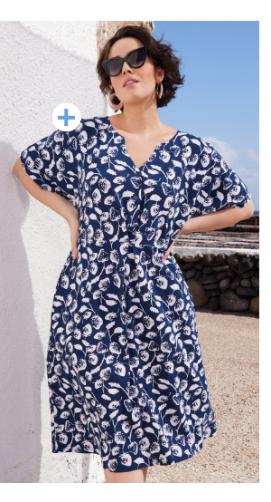 Abito midi con fragole, scollo a tunica e mezze maniche