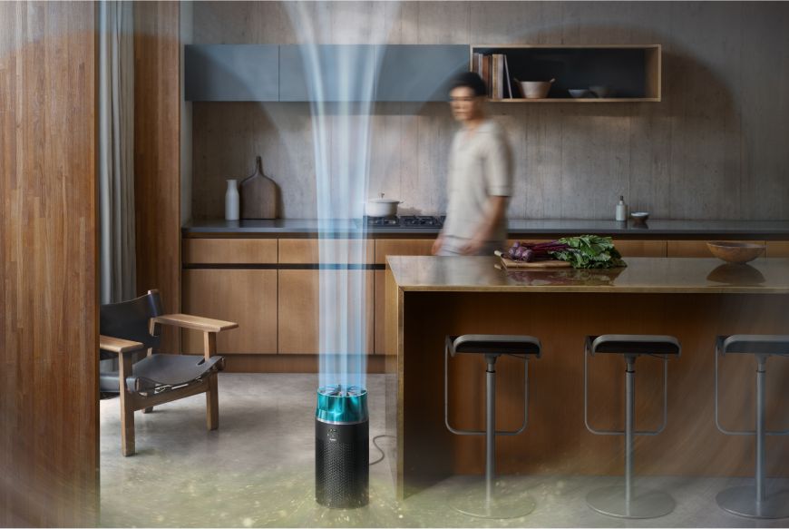 Il purificatore Dyson HushJet Purifier Compact diffonde aria purificata in una stanza di grandi dimensioni.