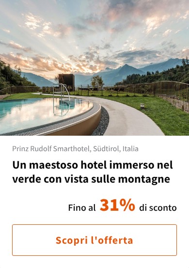 Un maestoso hotel immerso nel verde con vista sulle montagne