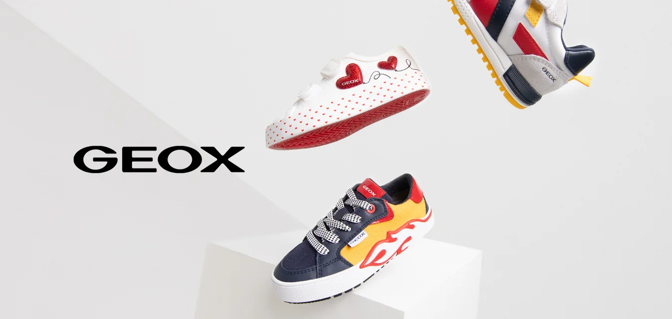 Tre paia di scarpe per bambini: un modello a pois rosso e bianco, un blu navy con accenti rossi e un bianco con sovrapposizioni colorate, tutti in mostra.