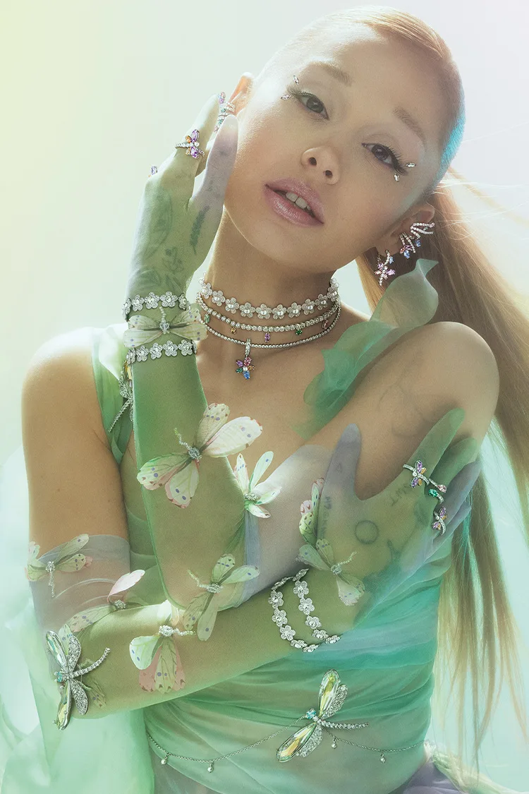Ariana Grande indossa la collana della Capsule Collection