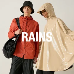 Due persone con abbigliamento impermeabile: una con giacca rossa e cappello a tesa larga nero con una borsa, l'altra con poncho beige con cappuccio e pantaloncini neri.