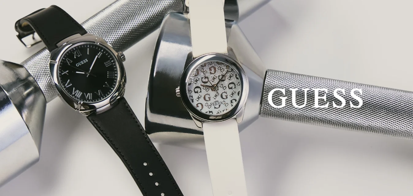 Due manubri d'argento con orologi da polso neri e argento posizionati sopra, su uno sfondo chiaro e semplice.