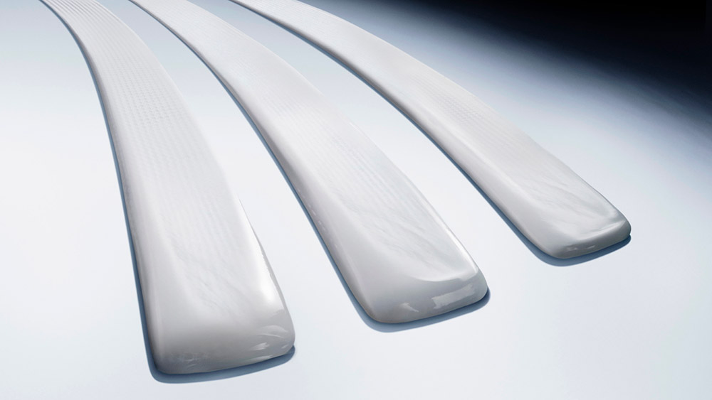 Tre strisce levigate e cremose che illustrano la texture in gel leggera della crema Replasty. 