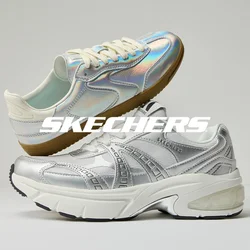 Due scarpe da ginnastica impilate, una sneaker con suola chunky argentata in basso e una sneaker iridescente con suola in gomma sopra, su uno sfondo neutro.