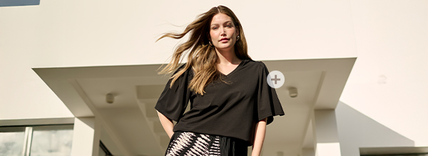 T-shirt dal taglio aderente con laccetti per l'arricciatura, scollo a V e mezze maniche ad aletta