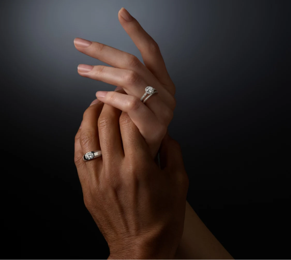 Due mani che indossano anelli Swarovski Created Diamonds