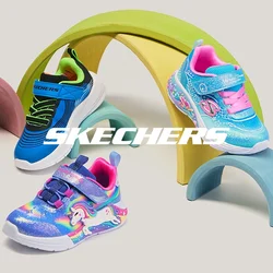 Quattro scarpe da ginnastica colorate per bambini esposte su supporti curvi pastello, con tonalità blu, verde e rosa e design sportivi e giocosi.
