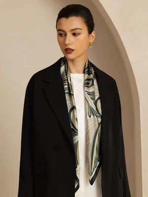 Image of Sciarpa Quadrata con Motivo Floreale Astratto in Seta Pura - Dimensione 90x90cm