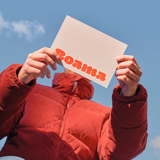 Arriva tra le mani – e resta lì