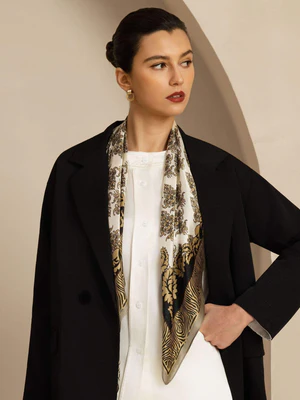Image of Sciarpa Quadrata con Motivo Ispirato al Vintage in Seta Pura - Dimensione 90x90cm