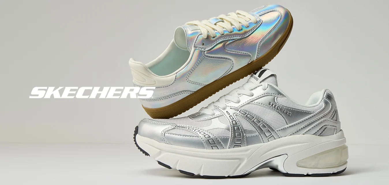 Due scarpe da ginnastica impilate, una sneaker con suola chunky argentata in basso e una sneaker iridescente con suola in gomma sopra, su uno sfondo neutro.