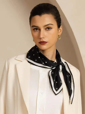 Image of Sciarpa Quadrata in Seta Pura SilkSilky Stampa del Marchio - Dimensione 90x90cm