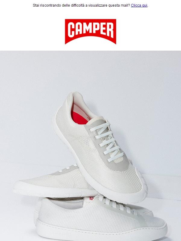 Scarpe da ginnastica bianche.