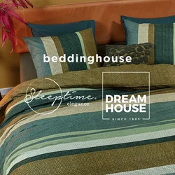 Letto con copripiumino a righe verde oliva e blu, con cuscini coordinati e un cuscino decorativo marrone.