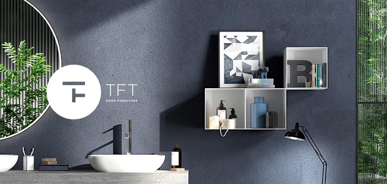 Bagno moderno con doppi lavabi a ciotola su piano sospeso, specchio rotondo, mensole a parete con articoli da toeletta e grande finestra con vista sul verde esterno.