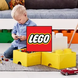 Due bambini seduti per terra giocano con grandi mattoncini colorati in una luminosa e moderna sala giochi.