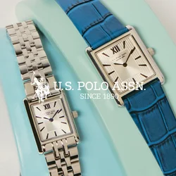 Due orologi da polso rettangolari con cinturini in pelle e metallo esposti su supporti curvi di colori pastello su uno sfondo chiaro.