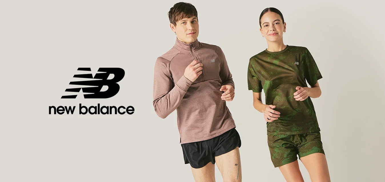 Un uomo e una donna che corrono fianco a fianco indossando abbigliamento sportivo su uno sfondo neutro.