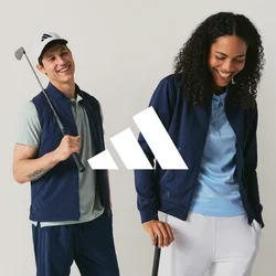 Due golfisti sorridenti che posano con bastoni da golf, vestiti con abbigliamento sportivo blu navy e azzurro, su uno sfondo chiaro e uniforme.