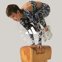 Persona in abbigliamento sportivo che si equilibra sulle mani sopra un cavallo con maniglie per ginnastica su uno sfondo semplice.