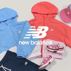 Due giacche con cappuccio per bambini, una blu e una rossa, abbinate a cappellini, scarpe da ginnastica e pantaloni blu navy, disposte su uno sfondo chiaro.